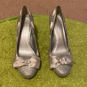 Gianni Bini 3” silver heels with bow
